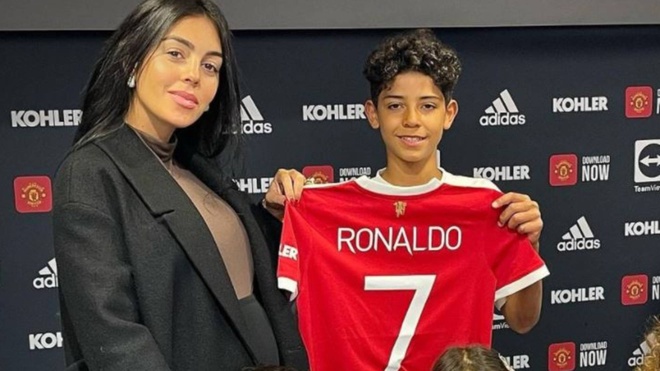 Ronaldo con 12 tuổi không còn khoác trên mình áo đấu Man United mà chuyển sang chơi Real Madrid